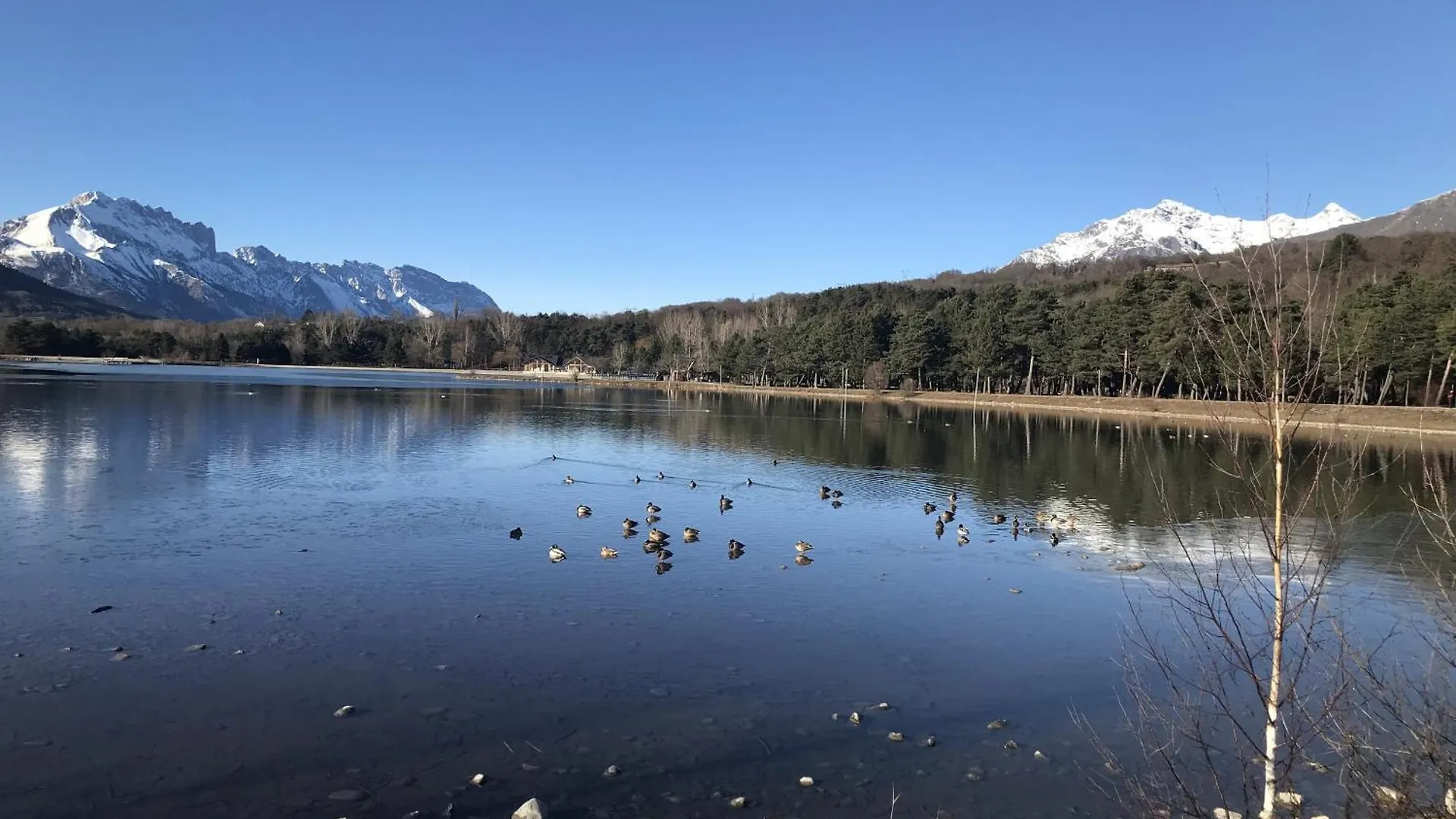 Le Rocher Des Ducs, Vue Sur Montagne, Abris Voitures Et Motos Le Glaizil