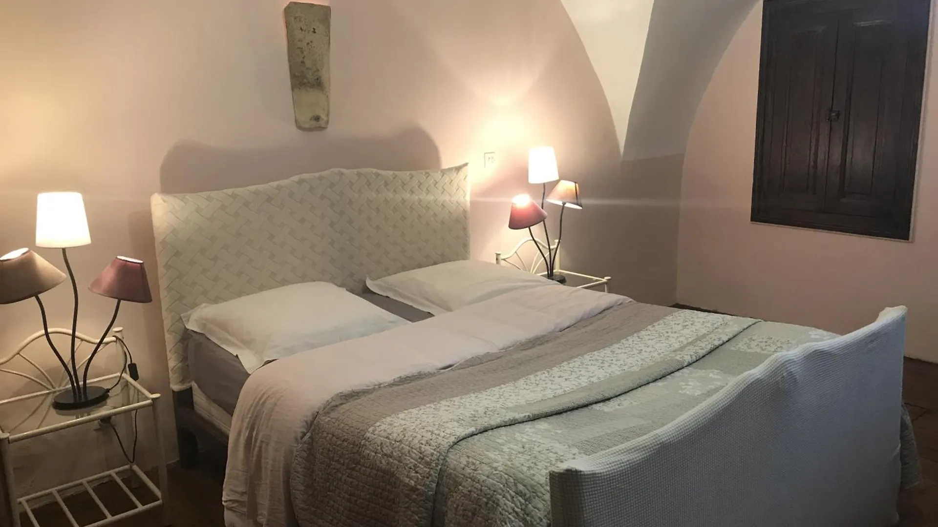 Bed & Breakfast Le Rocher Des Ducs, Vue Sur Montagne, Abris Voitures Et Motos Le Glaizil France